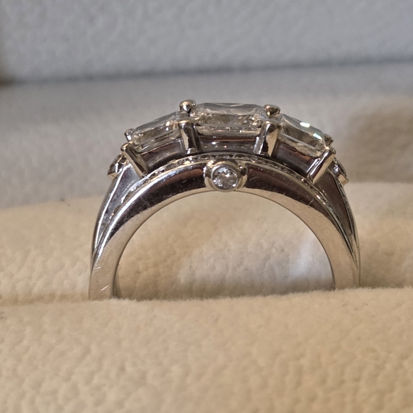 Elegant White Gold Princess Cut Diamond Ring - Picture 4 of 8